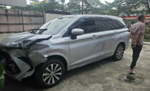 005598800_1765795934-Mobil_di_Depok_rusak_tertimpa_pohon