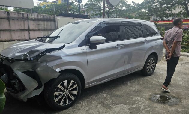 005598800_1765795934-Mobil_di_Depok_rusak_tertimpa_pohon