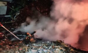 006769700_1767718332-Kebiasaan_warga_bakar_sampah_picu_kebakaran_hebat_di_Jakut