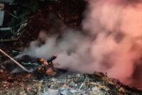 006769700_1767718332-Kebiasaan_warga_bakar_sampah_picu_kebakaran_hebat_di_Jakut