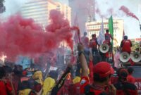 013488900_1556718746-Kembang-Api-Buruh4