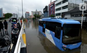 016070500_1577860835-20200101-Banjir-Kawasan-Grogol-6