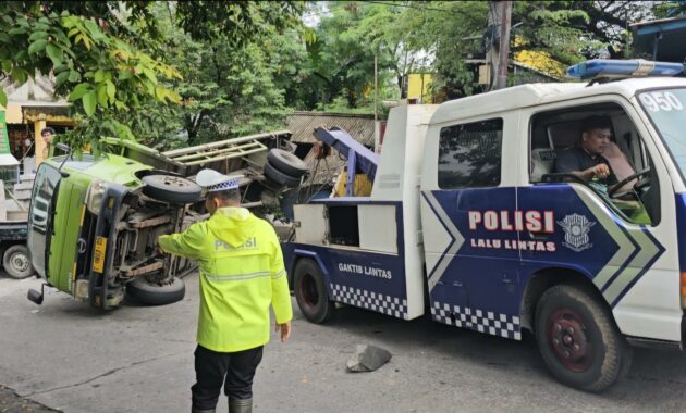 035595000_1769751175-Truk_Bermuatan_Hebel_Terguling_di_Depok