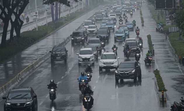 044594100_1645165608-20220218-Waspada_Cuaca_Ekstrem_di_Jakarta-8