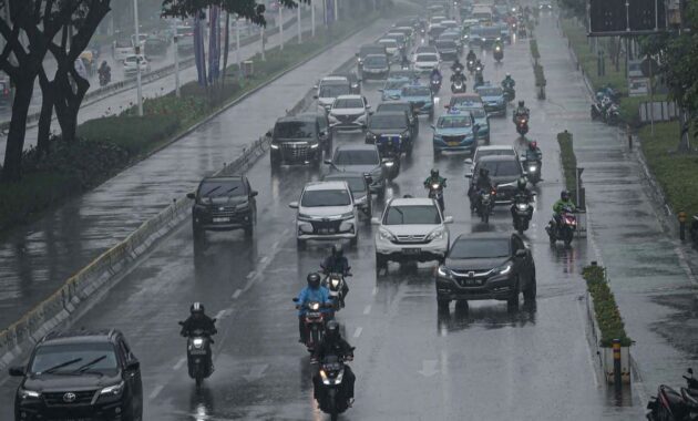 044594100_1645165608-20220218-Waspada_Cuaca_Ekstrem_di_Jakarta-8