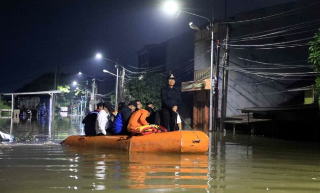 056989300_1769219149-TINJAU_BANJIR_WILAYAH_PRIUK_-_WALIKOTA3