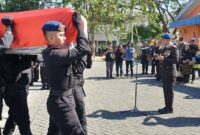 075865300_1565693400-upacara_penerimaan_jenazah_Briptu_Haedar_di_Bandara_Timika