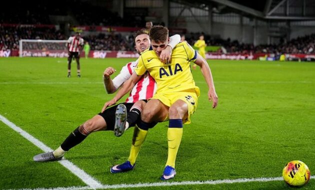 brentford-vs-tottenham-hotspur-liga-inggris-premier-league-micky-van-de-ven-jordan-henderson-1767305088946_169