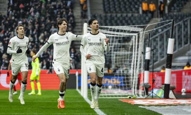 kevin-diks-borussia-moenchengladbach-vs-augsburg-bundesliga-liga-jerman-1768147990065_169