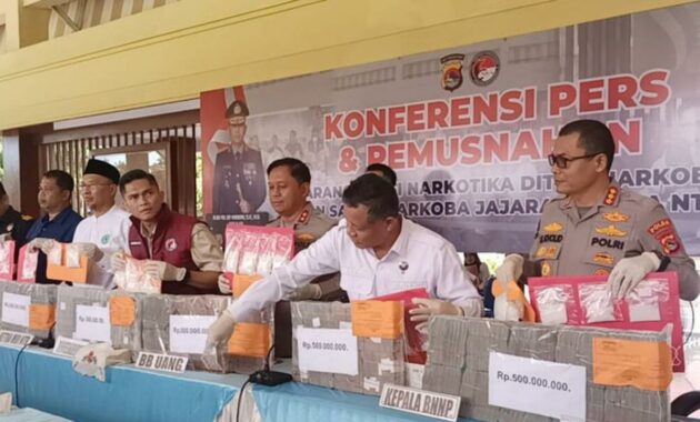 002644300_1772091281-Polda_NTB_tunjukkan_sabu_dan_uang_tunai_sitaan_kasus_AKBP_Didik