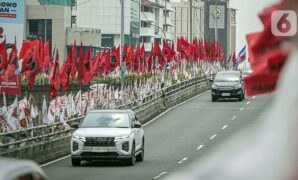 016944500_1705306148-20240115-Flyover-Jakarta-Dipenuhi-Bendera-Partai-Politik-Faizal-3