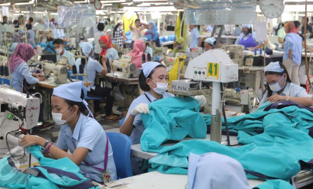 024638800_1444741706-20151013-Aktivitas-Pekerja-Tekstil-Garmen-Jakarta-05