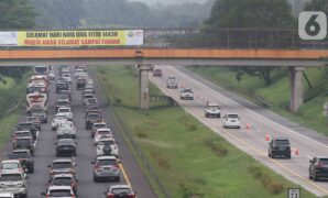 039986300_1651296553-20220430-Contra_flow_di_jalan_tol_Cikopo_-_Palimanan_KM_7-4 (1)