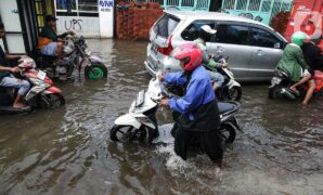 000948300_1738211828-20250130-Banjir_Jalan_Kamal-ANG_4