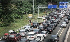 019163100_1632050097-20210919-Kendaraan-Arah-Puncak-3