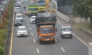 026266700_1770862471-Kemenhub_akan_membatasi_operasional_truk_besar_selama_angkutan_Lebaran_2026