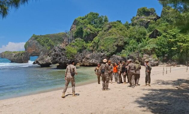 038742900_1774106146-apel_kesiapsiagaan_pengamanan_wisata_Satlinmas_Rescue_Istimewa_se-DIY_di_Pantai_Siung