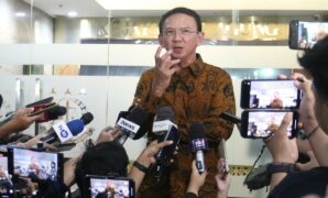 039091800_1741870934-20250313-Ahok-MER_3
