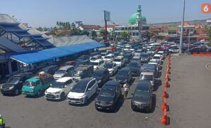 074310800_1703301857-antrean_ketapang1