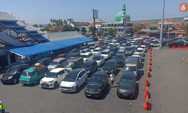 074310800_1703301857-antrean_ketapang1