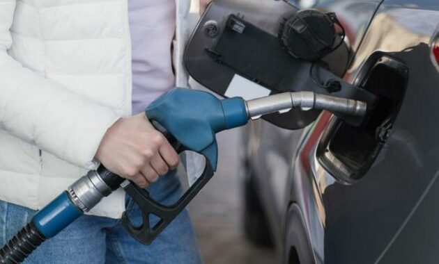 044043600_1661742697-woman-filling-up-car-gas-station
