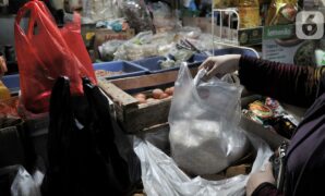 097902000_1580992201-20200206-Penggunaan-Kantong-Plastik-Masih-Marak-di-Pasar-Tebet-IQBAL-9