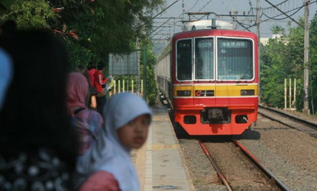 039025800_1779339269-krl-relasi-bekasi-jakarta-kota-anjlok-di-stasiun-manggarai