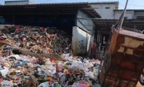 054104500_1784167802-Sampah_menumpuk_di_Waduk_Pluit