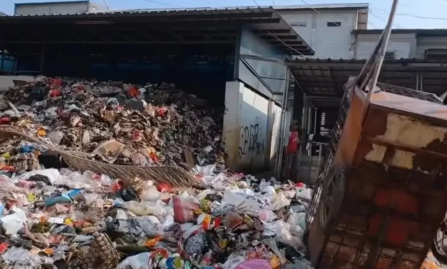 054104500_1784167802-Sampah_menumpuk_di_Waduk_Pluit