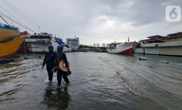 062767300_1672218796-Banjir_Rob_Landa_Pelabuhan_Muara_Baru-Johan_Tallo-4