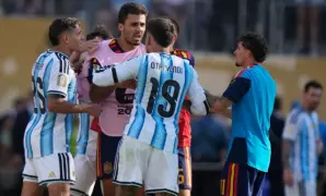 003320700_1784544976-Argentina_s_Nicolas_Otamendi__19__and_Nahuel_Molina__26__scuffle_with_Spain___s_Rodri__16_