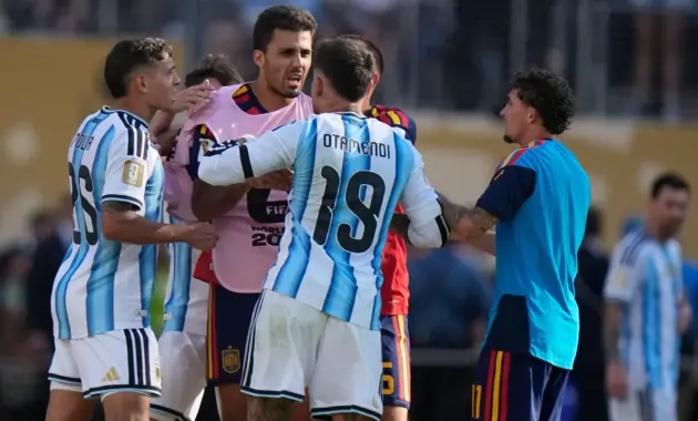 003320700_1784544976-Argentina_s_Nicolas_Otamendi__19__and_Nahuel_Molina__26__scuffle_with_Spain___s_Rodri__16_