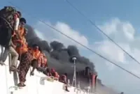 034837500_1785644864-Evakuasi_Penumpang_KMP_Mutiara_2_Terbakar_di_Perairan_Sumenep