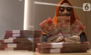 039116300_1594892567-20200716-Rupiah-1