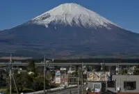 068637500_1732951740-20241130-Gunung_Fuji_Bersalju-AFP_5