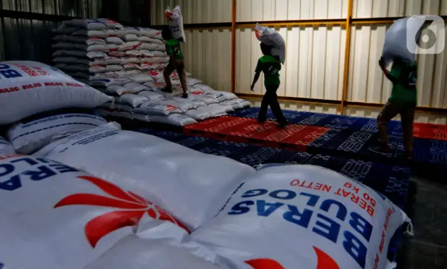 075013100_1675421979-Stabilkan_harga__Bulog_glontorkan_30_ribu_ton_beras_di_pasar_induk_cipinang-ANGGA_7