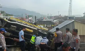 094111100_1785992959-Kecelakaan_di_Ciwidey