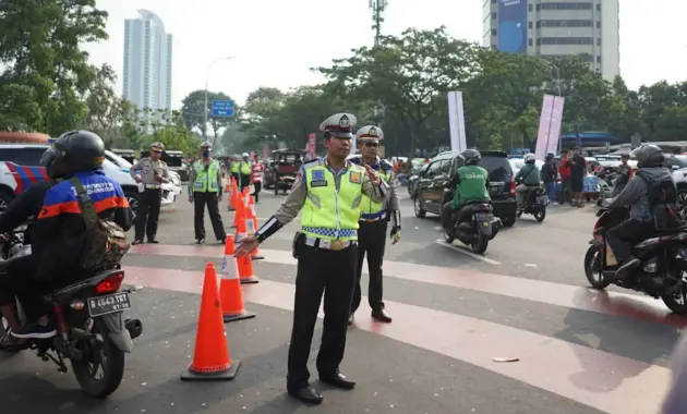 066288200_1562751447-20190710-Parkir-Penuh_-Pintu-10-GBK-Ditutup-untuk-Mobil5